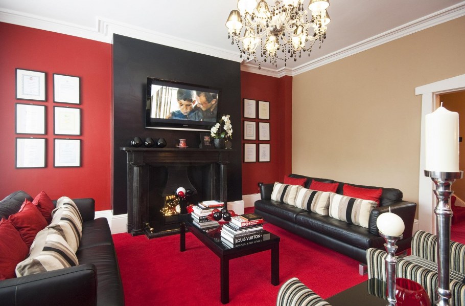 Гостиная в бордовом цвете