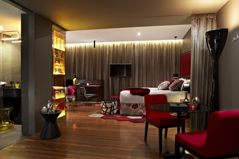 Спальня в бордовых тонах