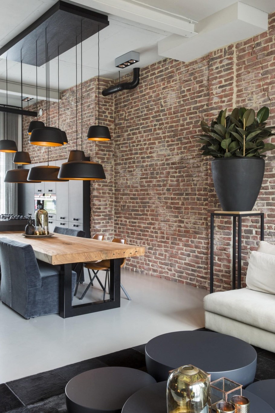 Кирпичная стена в интерьере