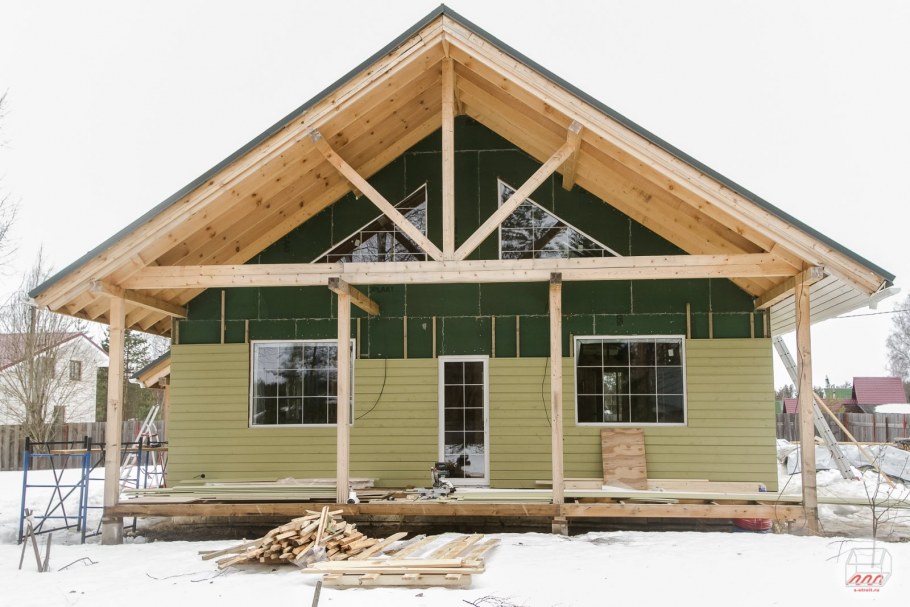 Закрытая веранда к дому с двускатной крышей