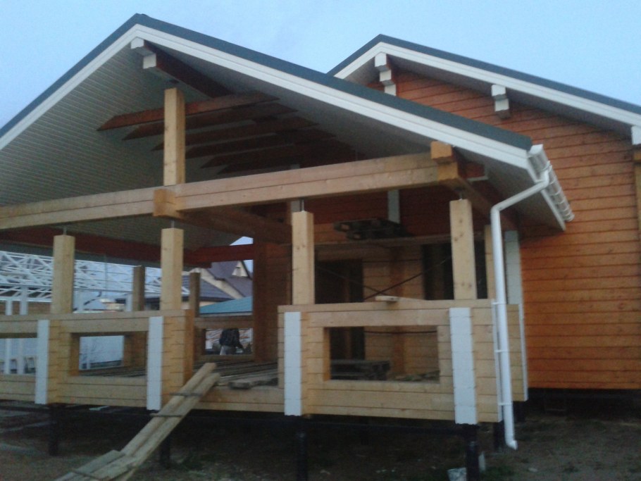 Трехскатная крыша террасы