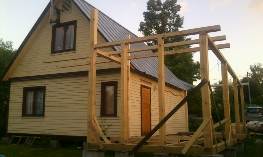 Веранда с трехскатной крышей