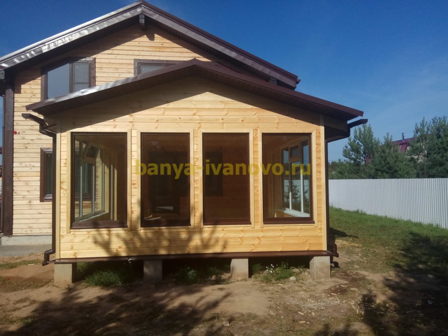 Двускатная крыша с верандой