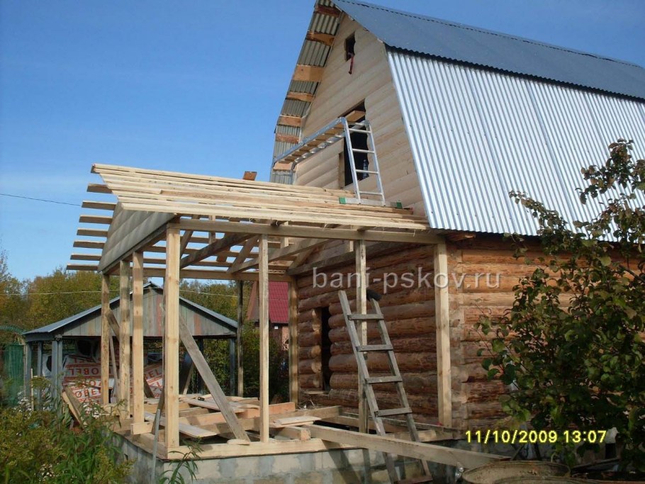 Дом с двускатной крышей и террасой