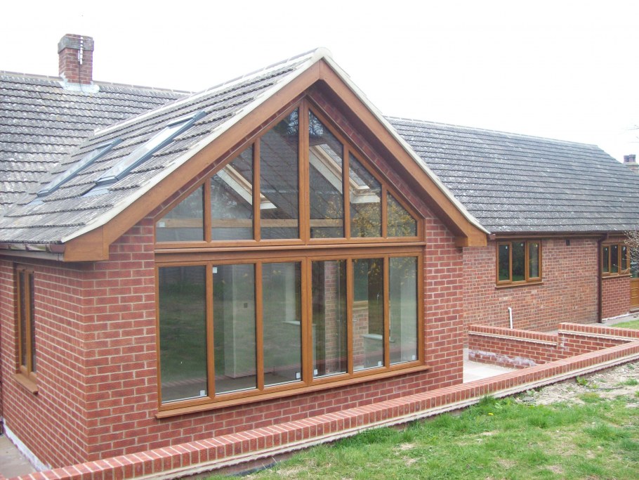 Дом с двускатной крышей и террасой