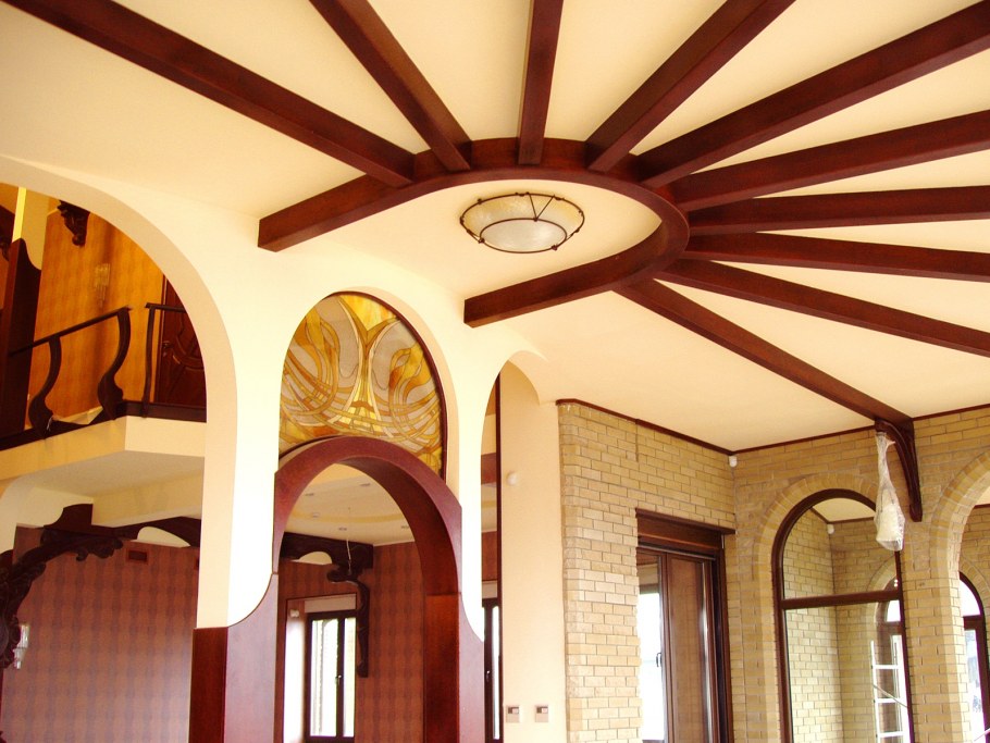 Фальшбалки и натяжной потолок