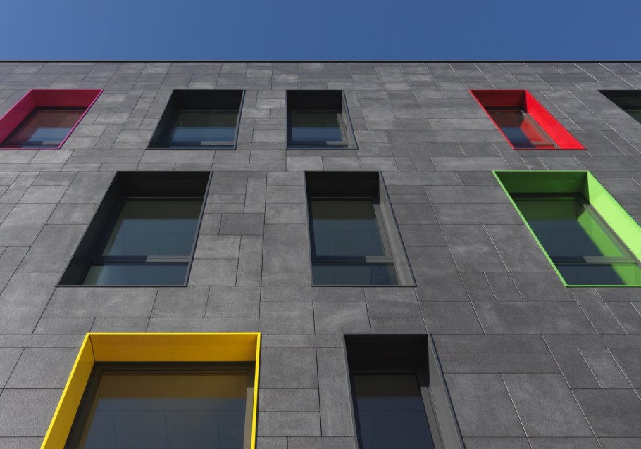 Кирпич фасады многоэтажки