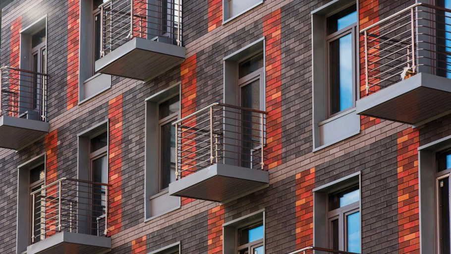 Кирпичный фасад многоквартирного дома