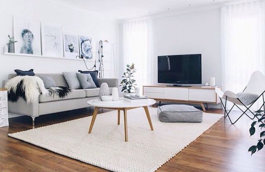 Гостиная в скандинавском стиле с серым диваном