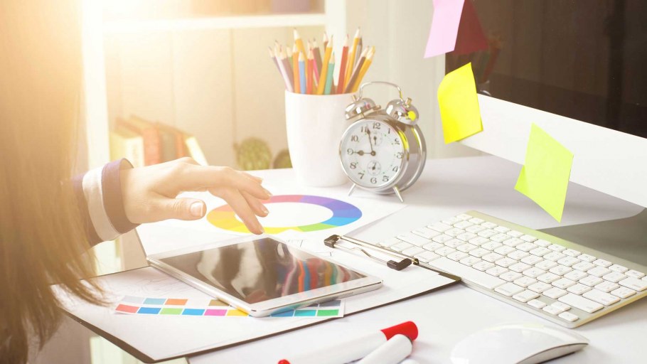 Дизайнер за столом