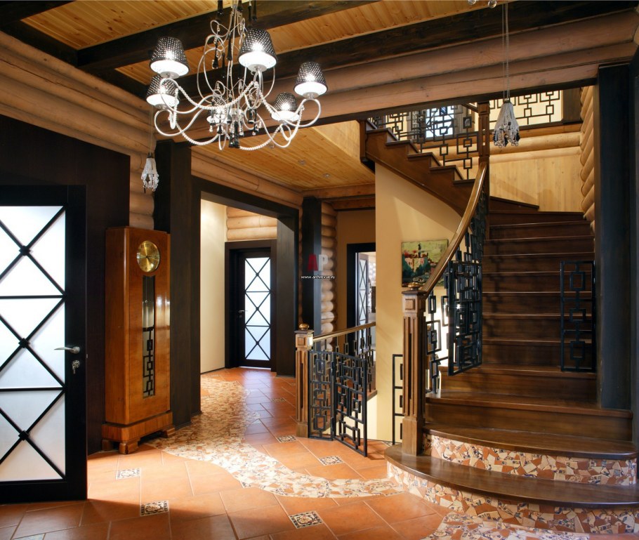 Интерьер холла в деревянном доме