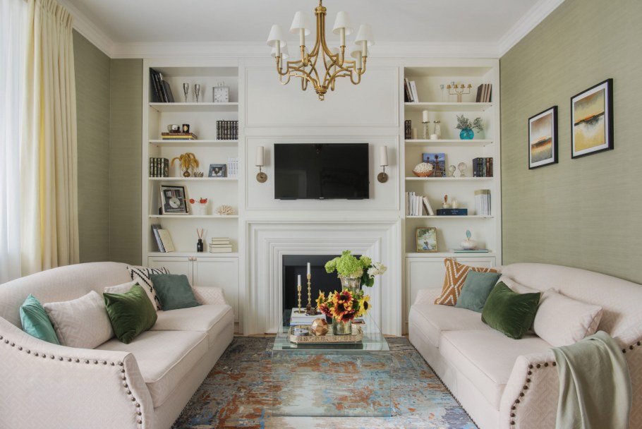 Фальш камин в интерьере маленькой гостиной