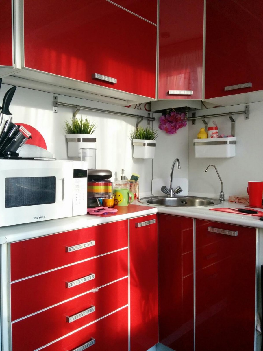 Прямая кухня в малогабаритной квартире