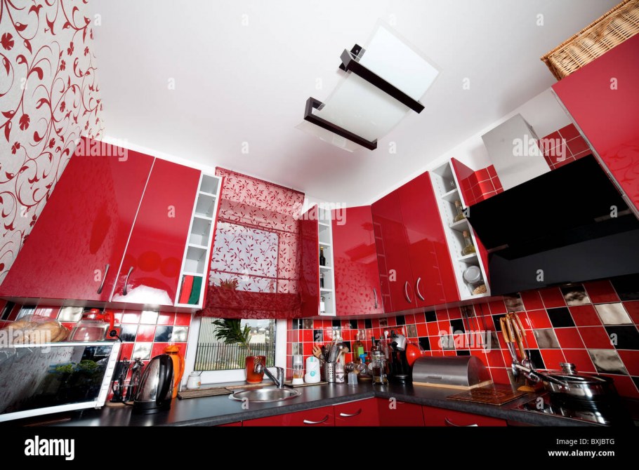 Интерьер маленькой кухни красного цвета