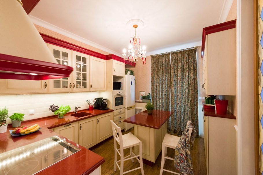 Угловые кухни для маленькой кухни комбинированные с красным цветом