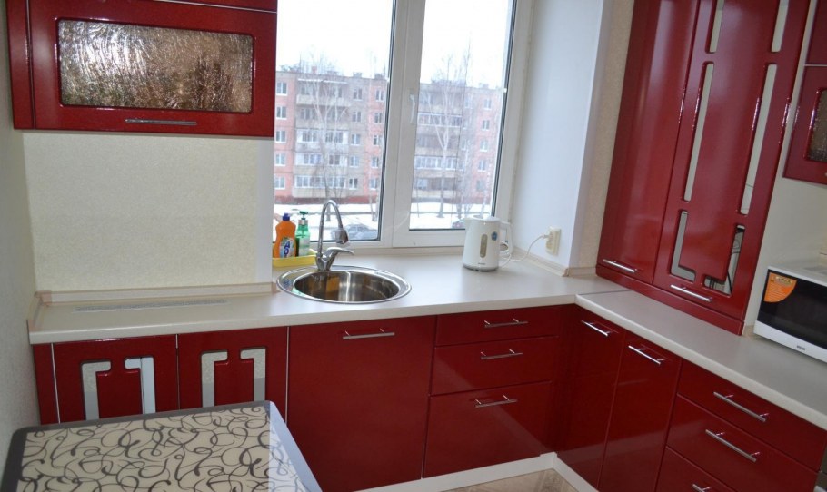 Кухонный гарнитур для маленькой кухни с окном