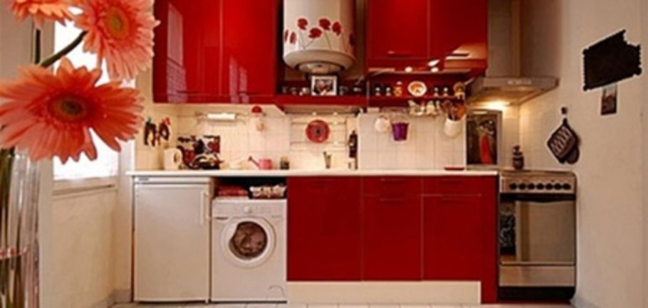 Красивая кухня в хрущевке с красными цветами