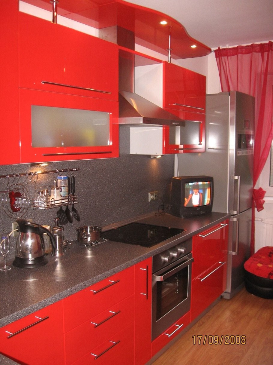 Красные шторы на кухню