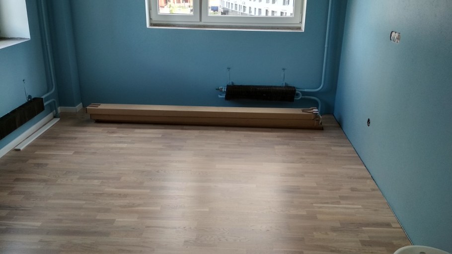 Ламинат без плинтуса в интерьере