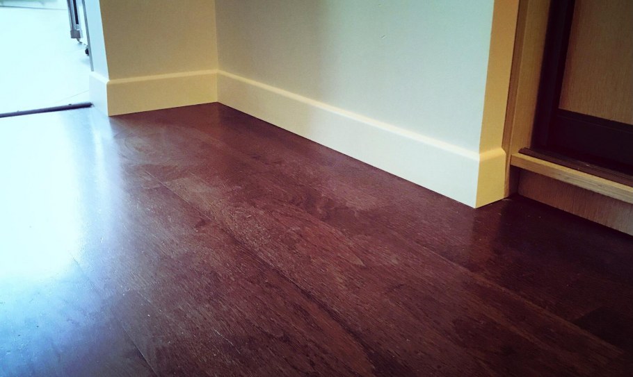 Стена и пол без плинтуса