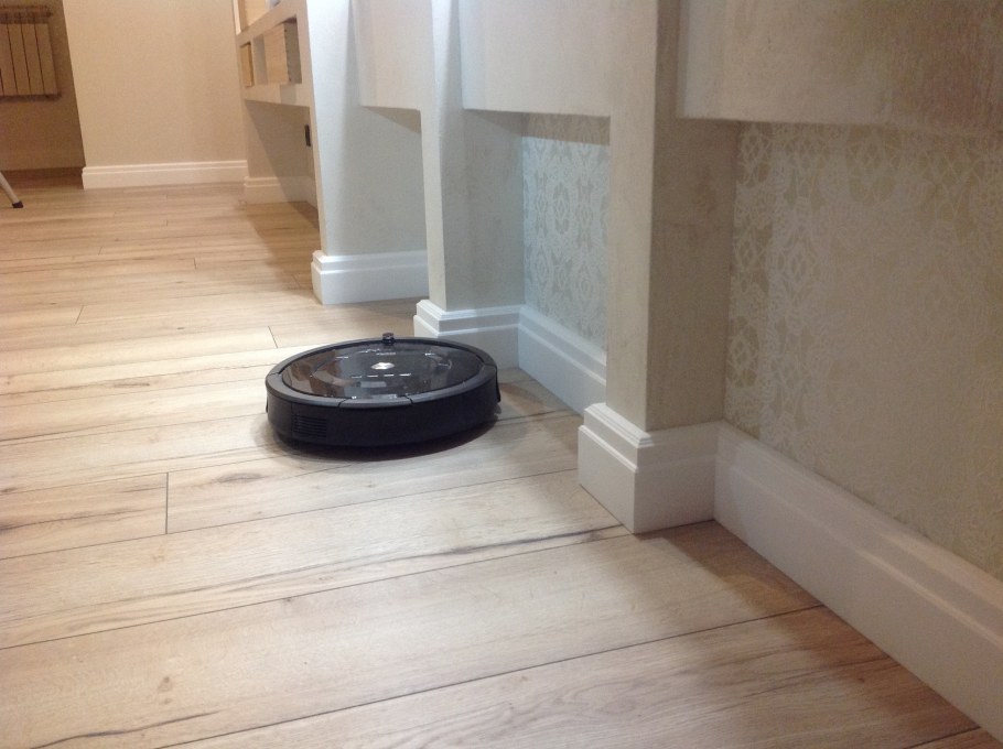 Плинтус около двери