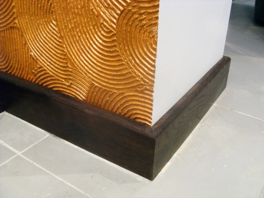 Плинтус напольный деревянный в интерьере