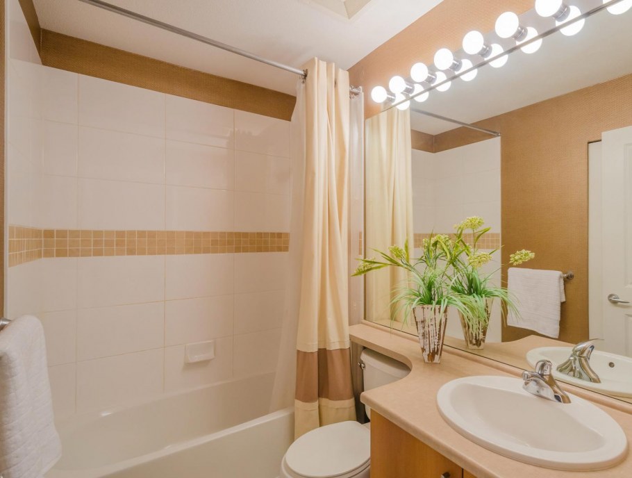 Декор белой ванной комнаты