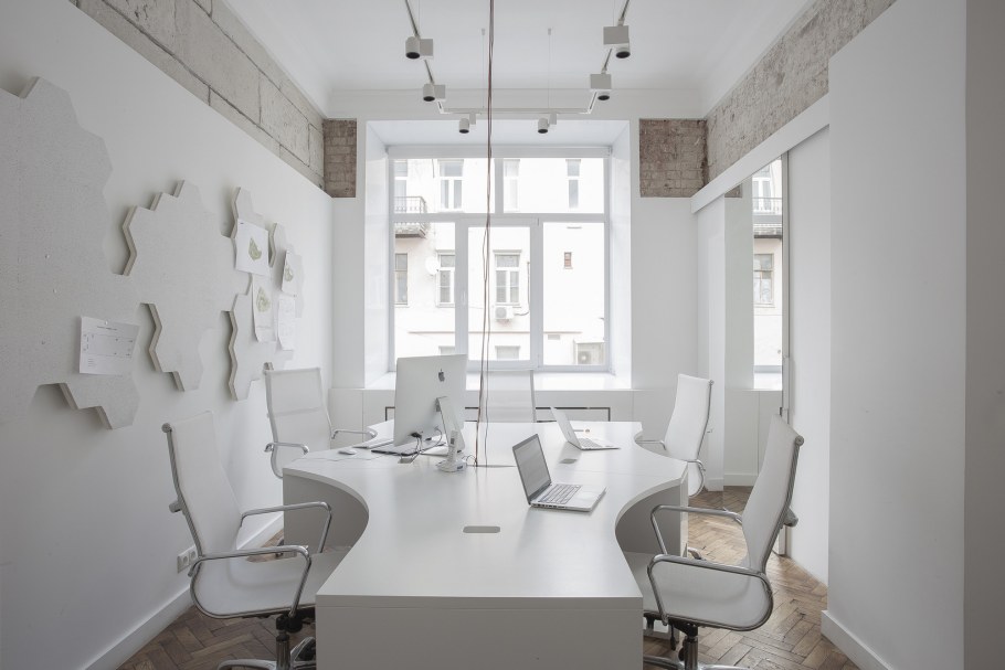 Интерьер кабинета в белом цвете