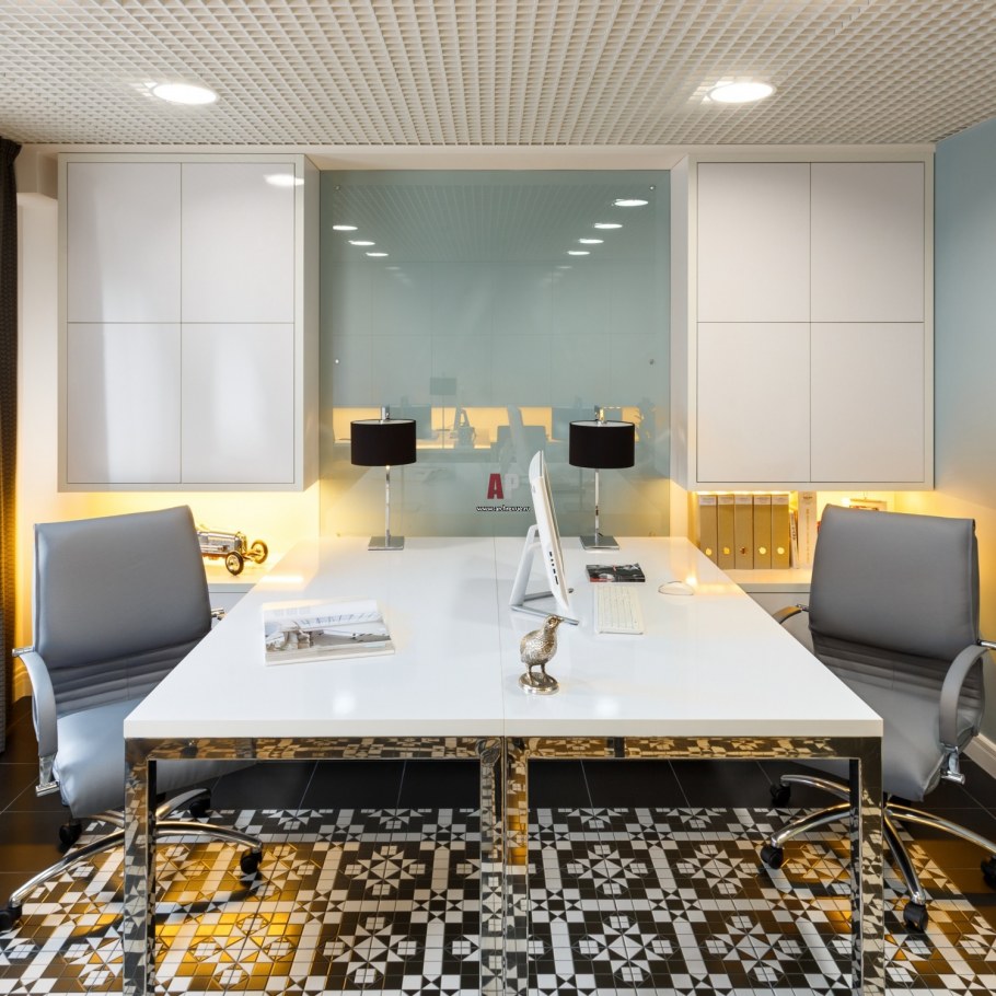 Кабинет с белыми стенами