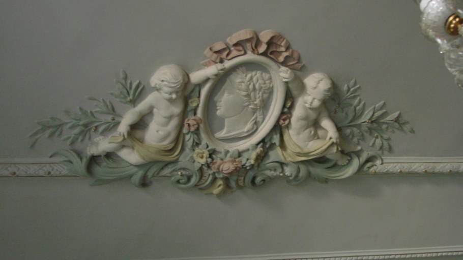 Лепнина на стенах