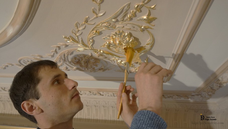 Лепнина на потолке под золото