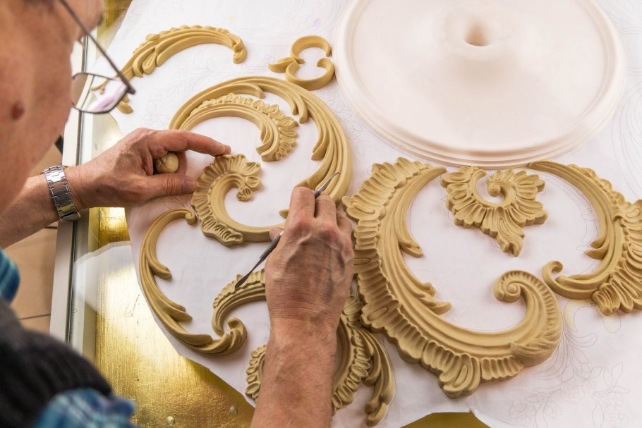 Старая гипсовая лепнина