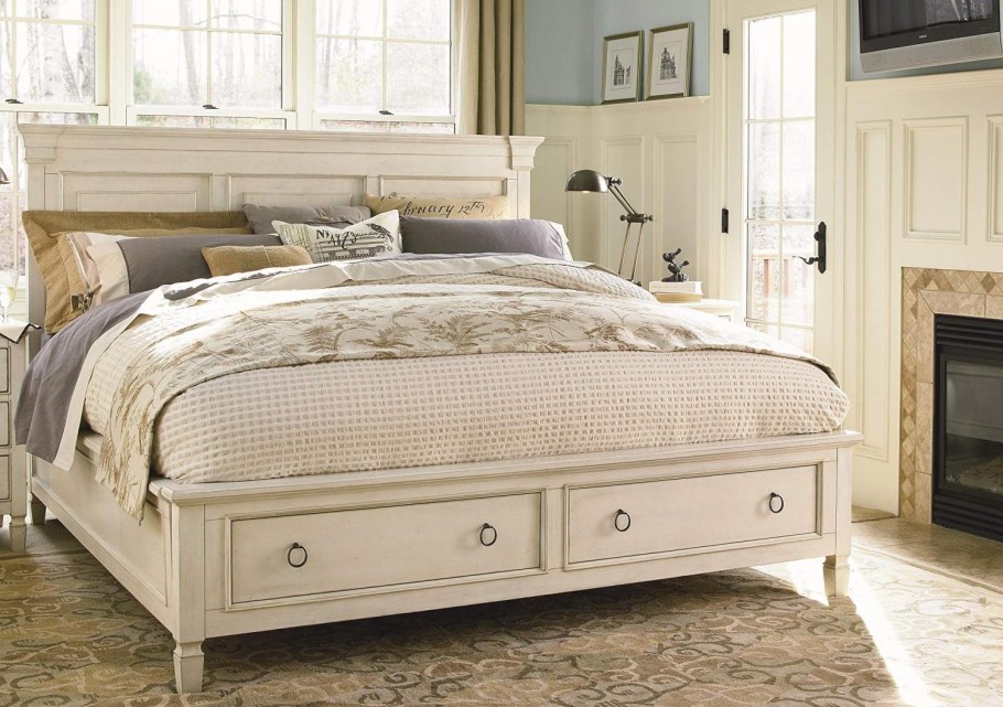 Белая деревянная мебель