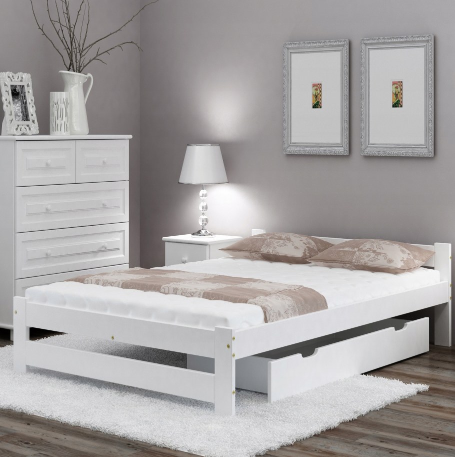 Белая деревянная кровать