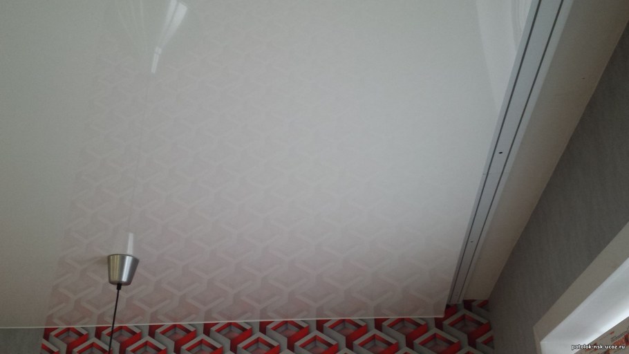 Натяжной потолок с нишей у труб