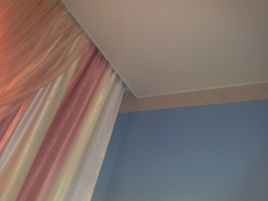 Скрытый потолочный карниз для натяжных потолков без плинтуса