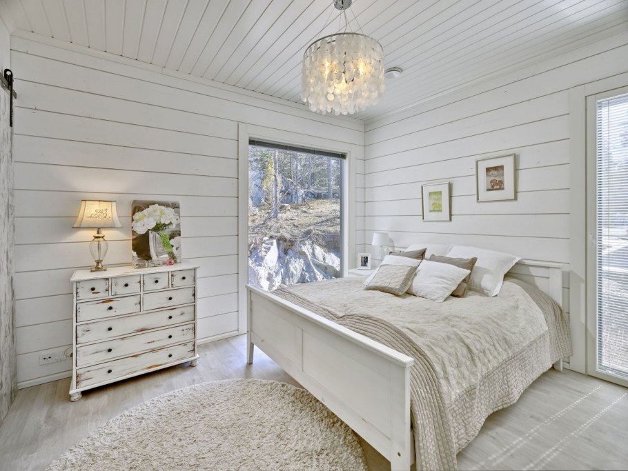 Спальня в деревянном доме в светлых тонах