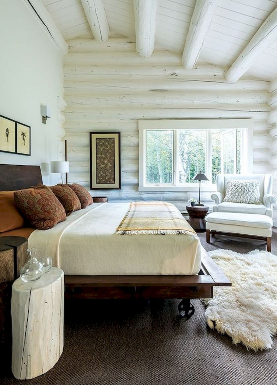 Современная спальня в деревянном доме