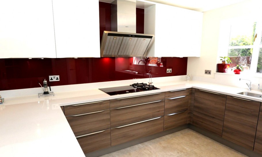 Белая столешница на кухне