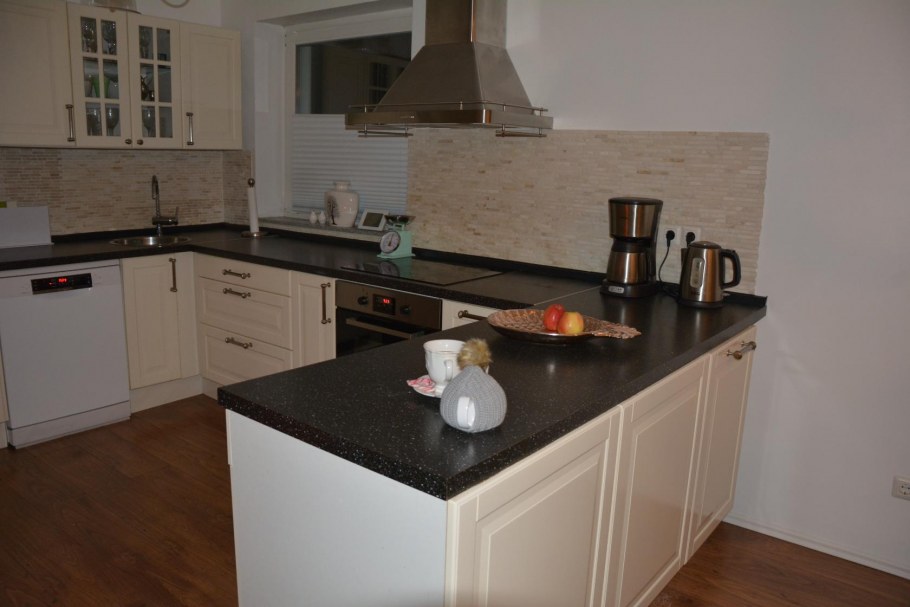 Светлая кухня с темной столешницей