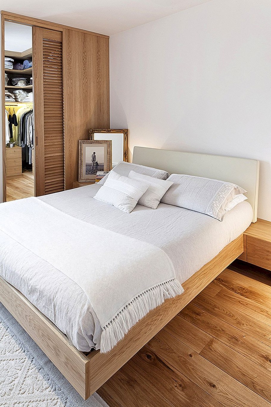 Светлая спальня с деревом