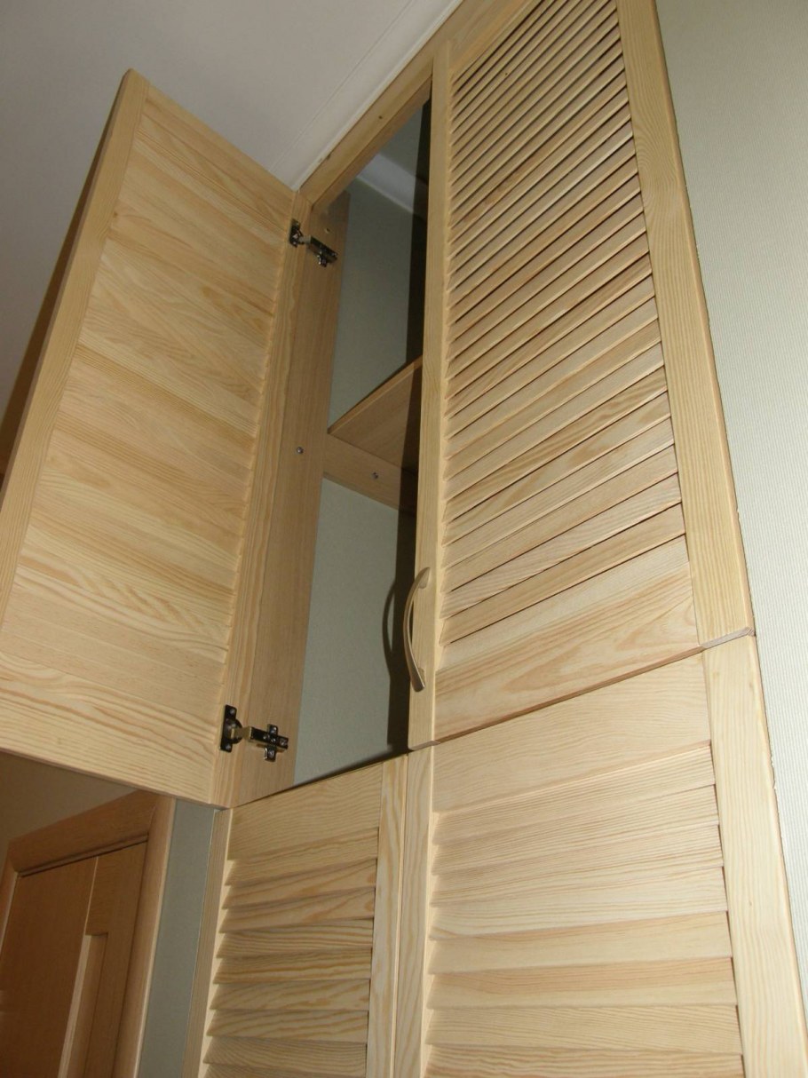 Ниша в ванной с дверцами