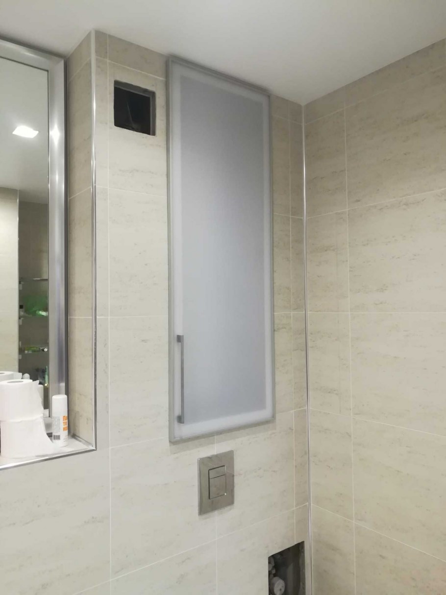 Встроенные полки в туалете