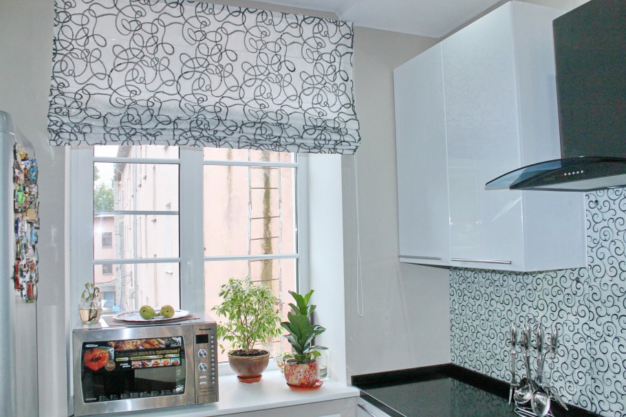 Римские шторы в кафе