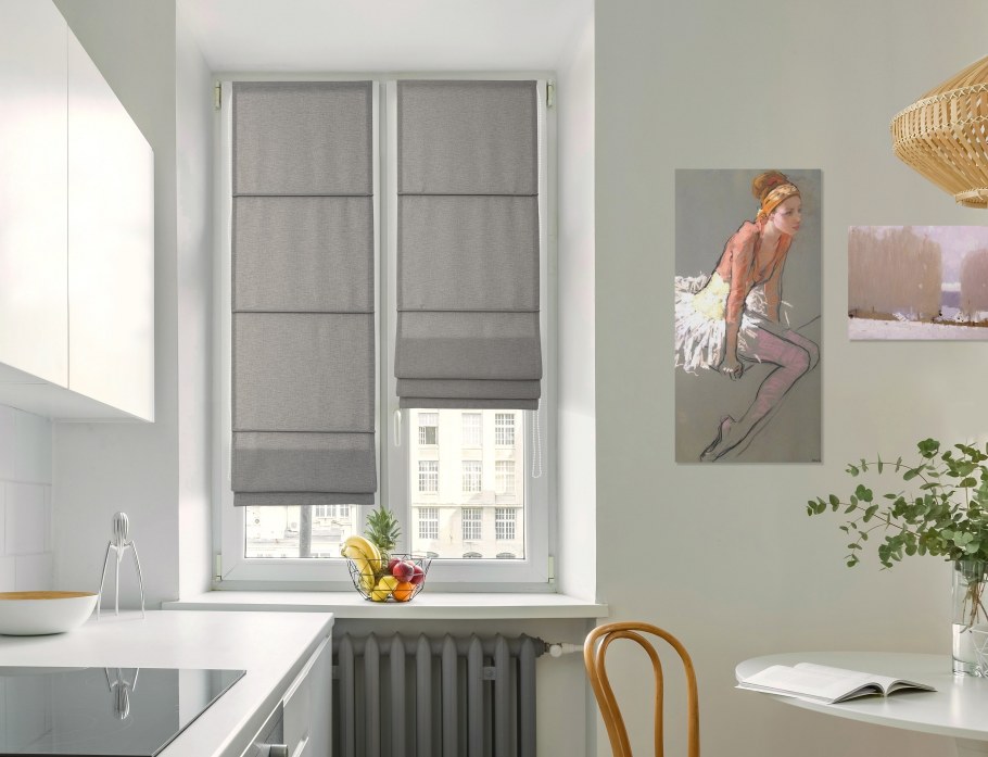 Интерьер кухни с окном