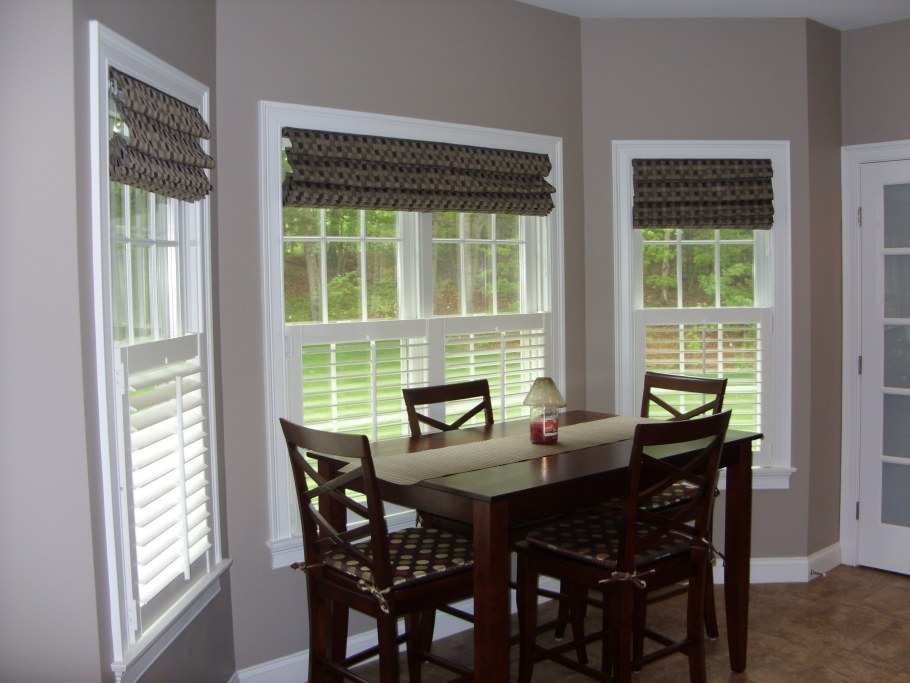 Римские шторы на белой кухне