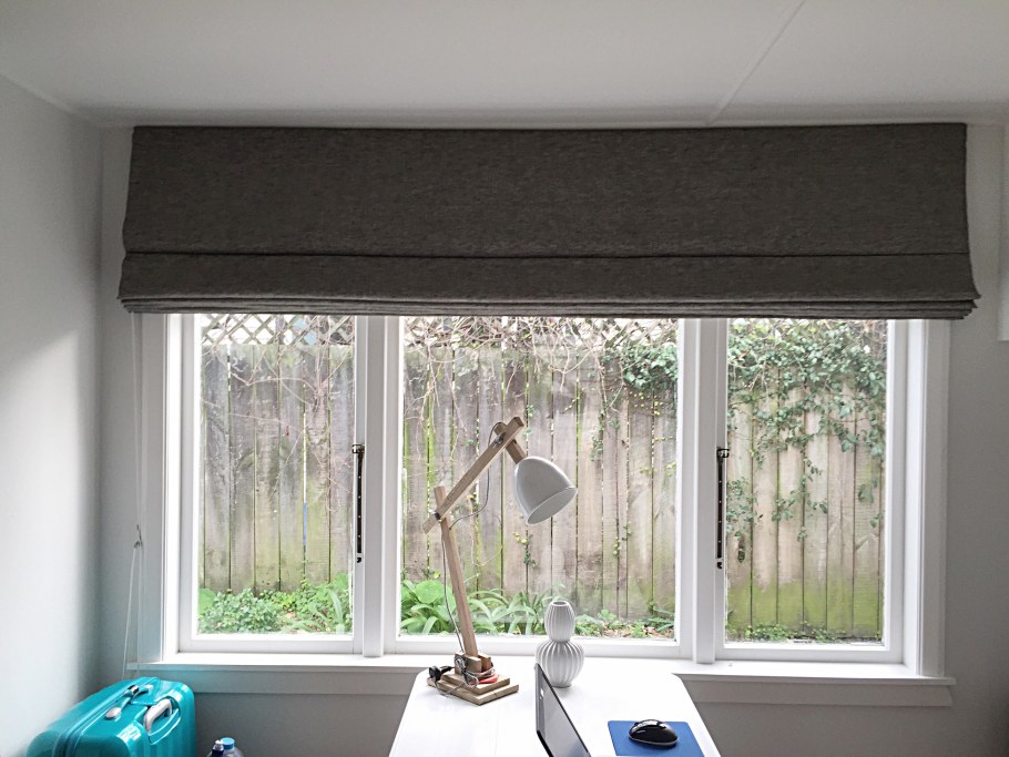 Римская штора в кухне гостиной