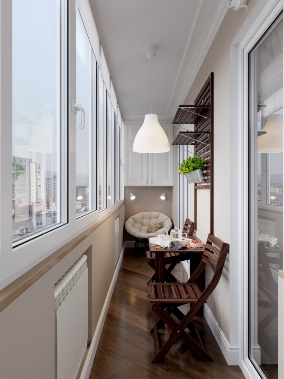 Маленький балкон с панорамным остеклением