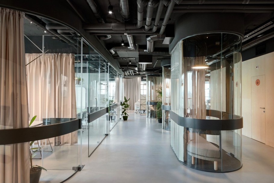 Открытые коммуникации на потолке