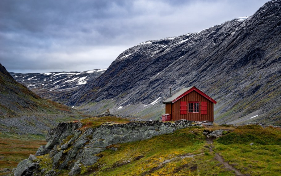 Домик у подножья горы Норвегия